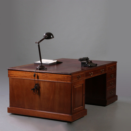Zeer groot formaat partnerbureau ca 1880 met rood leer ingelegd (No.211785)