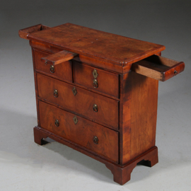 Antieke kasten / Kleine vroeg Georgian commode ca 1750 met kleine zijladen en tirette (No.882445)