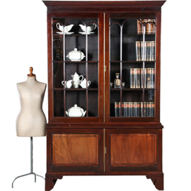 Hoge mahonie boekenkast  ca 1840 met gesloten onderkast met blonde panelen (No.932610)