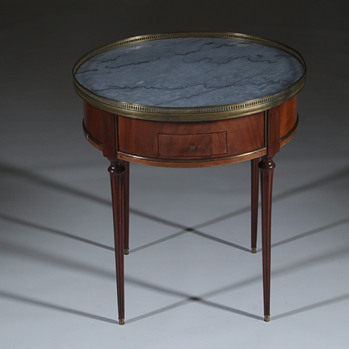 Bouillotte tafel met twee laden en twee tirettes ca 1910 bronzen randje (No.301805)