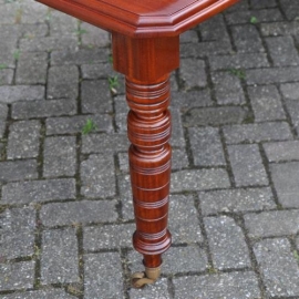 Antieke tafel / Engelse mahonie coulissentafel ca. 1885 met 4 inlegbladen  (No.911755)