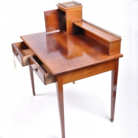 Antieke bureaus / Kleine schrijftafel asymmetrische opzetkastje en brons hekwerkje mahonie ca. 1900 (No.480508)