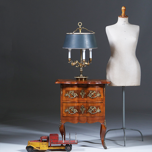 Kleine orgel gebogen commode ca 1750 met schrijfblad of schenkblad wortelnoten (No.303010)