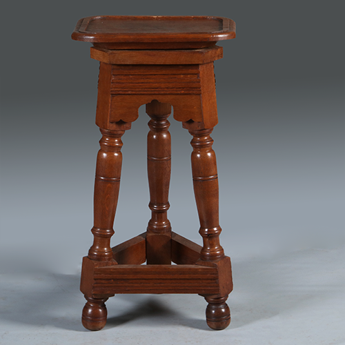Robuuste piëdestal of atelier bok ca 1890 voor presentatie van kunstwerk ca 1900 (No.301622)