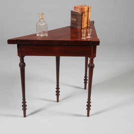 Driehoekige speeltafel voor in een hoek of langs een wand ca 1860 mahonie (No.211740)