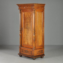 Antieke kast / Noten met wortelnoten 1-deurskast ca. 1880 geschikt als servieskast of garderobekast  (No.155128)