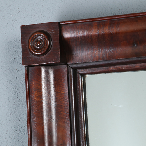 Strakke Biedermeier spiegel met holle bloemmahonie lijst ca 1820 (No.290824)  - 1.00 m. Hoog