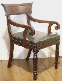 Antieke armstoelen / mahonie bureaustoelca. 1825-40  met groen leer. (No.79125)