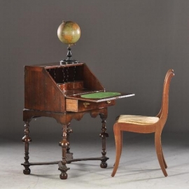 Antieke bureaus / Kleine Engelse klepsecretaire ca. 1850 in noten met wortelnoten (No.762752)