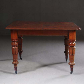 Lange Engelse eetkamertafel met 3 inlegbladen in mooie oude kleur [No.222905)