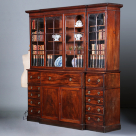 Engels Georgian break front bibliotheekkast ca 1810 in mahonie met uittrekbaar bureau (No.422405)