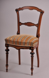 Antieke stoelen / 8 notenhouten stoelen met zwart gepolitoerde details ca. 1880 (No.86536)