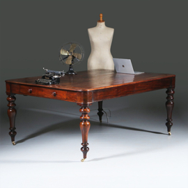 Werktafel óf eetkamertafel met geweldig mooi doorleefd leer een echte leeftafel ca 1840 (No.W283035)