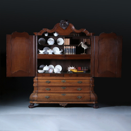 Kolossaal Kabinet  Hollands ca 1760 in warme kleur gepatineerd eikenhout [No.211111)