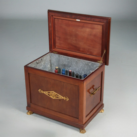 Wijnkoeler of cellarette in mahonie met brons verguld beslag Empire stijl door Pander en Zn ca 1900 (No.461520)