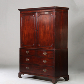 Engels donker mahonie kabinet of Linnenpress met praktische schuiven achter de deuren ca 1820 (No.210405)