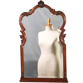 Feestelijk geschulpte mahonie lijst met schitterend breed facet geslepen spiegel  ca 1860 (No.951410) Hoogte 0,95 m