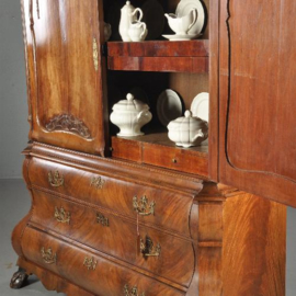 Antieke kast / Dubbel gebogen rococo kabinet met drempeldeuren (No.450211)