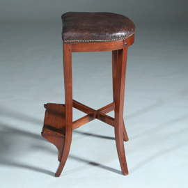 Antieke kruk ca 1810 op 4 sabelpoten met voetenplank het leer prachtig doorleefd  (No.740445)