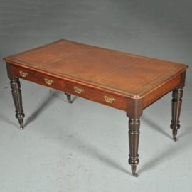 Antieke bureaus / Engelse schrijftafel in noten ca. 1885 met 2 laden ingelegd met gestempeld leer  (No.522364)