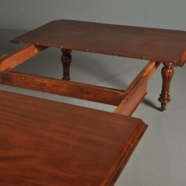 Antieke tafel / Victoriaanse coulissentafel ca. 1870 met 2 inlegbladen in mooie oude kleur (No.301722)