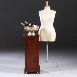 Mahonie nachtkastje zo strak belijnd als een sokkel Biedermeier ca 1820 (No.630947)