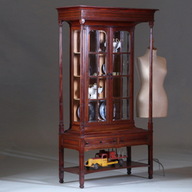 Salonmeubel Vitrinekast of Display cabinet, vermoedelijk van of omgeving Van Den Bosch en Berlage (No.270705)