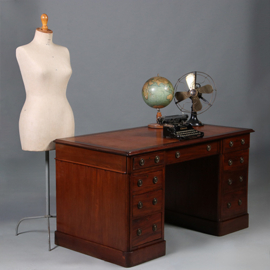 Mahonie schrijfbureau Victoriaans ca 1860 met prachtig goud gestempel oud leer (No.211725)