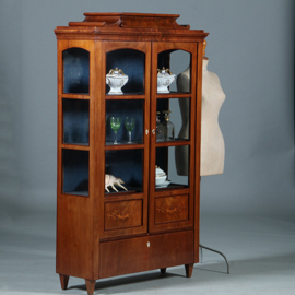 Zeer verfijnde  Vitrine met driezijdig glas en timpaanlade Frankrijk ca 1825 fijn inlegwerk (No.260600)