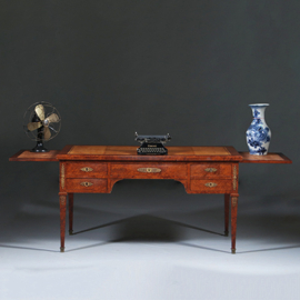 Chique Napoleon III bureau plat ca 1870 Thuyawortel en goud gestempeld  leer (No.283045)
