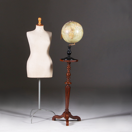 Gueridon of lampentafel ca 1735 notenhout fraaie patina( No.311410)
