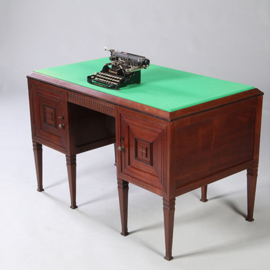 Art deco bureau schrijftafel in mahonie met groen schrijfblad ca 1915 laden achter deurtjes (No.962675)1