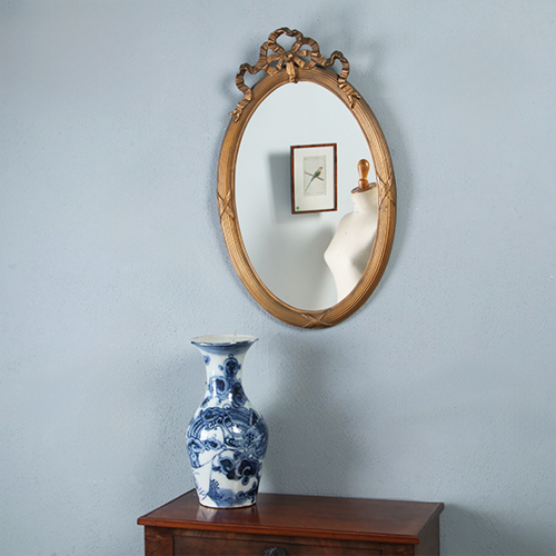 Ovale goudkleurige spiegel in Louis Seize met fraai strikje ca 1890 (No.290828) - 0,76 m. Hoog