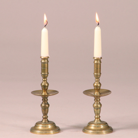 Antieke kandelaren  / Stel van 2 kleine bronzen candlesticks Engeland  ca 1800 (No.900815.R)