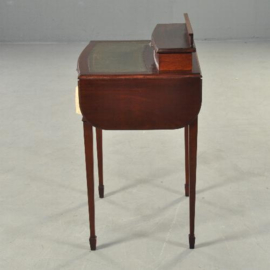 Antieke bureaus / Engels damesbureau of schrijftafeltje met en leer en topklepje (No.180403)
