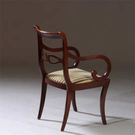 Fraai gebogen mahoniehouten Carver chair met gestreepte bekleding  ca 1950 (No.212830)