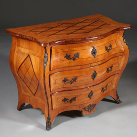 Gebombeerde blonde transition commode ca 1775  ruitvormig ingelegd (No.962665)