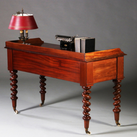 Victoriaanse mahoniehouten schrijftafel ca 1870 met gedraaide poten en kleine opstaande rand (No.211905)