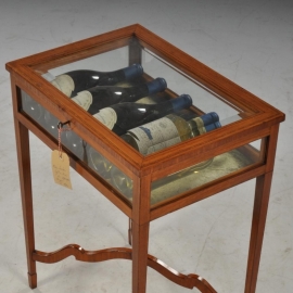 Antieke kast  / kleine Engelse notenhouten  tafelvitrine of verzamelaarsdroom  op tapsepootjes met inlegwerk ca. 1890  (No.602038)