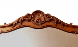Antieke spiegels / Grote houten schouwspiegel strakke stijlen met gestoken kuif en onderregel (No.474319)