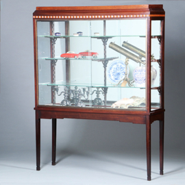Art Deco vitrinekast in mahonie met contrasterende essenhouten golflijst ca 1915 (No.421025)