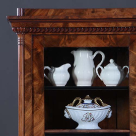 Strakke Biedermeier boekenkast / servieskast in bloemmahonie met verstelbare planken (No.231635)