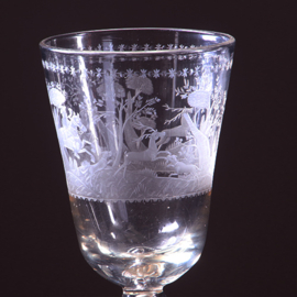 18e eeuwse gelegenheidsglas of bokaal met jachttafereel rond een kasteel op 19e eeuwse zilveren voet (No.322160)