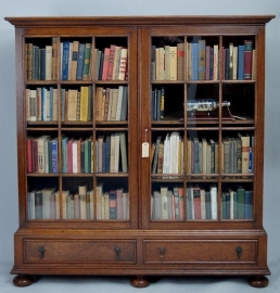 Antieke bureaus / Uit een herenkamer:  bureau + boekenkast. 1910 (No.77108)