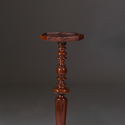 Gueridon of lampentafel ca 1735 notenhout fraaie patina( No.311410)
