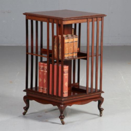 Antieke bijzettafels / Engelse mahonie boekenmolen ca. 1890 op een vierkant vast onderstel (No.582944)