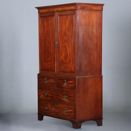 Zeer strak Engels Kabinet in fraaie lichtere mooi verouderde kleur ca 1800 (No.421015)