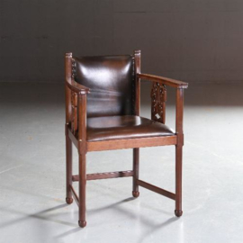 Antieke stoelen / stel van 2 Hollandse bureaustoelen / armstoelen ca. 1900 met leer bekleed (No.582833)