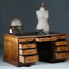 Bureau Engeland noten met wortelnoten en zwart leer ca 1910 (No.280340)