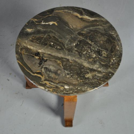 Antieke bijzettafels / Art Deco salontafel ca. 1925 in notenhout met grijs marmer (No.410521)